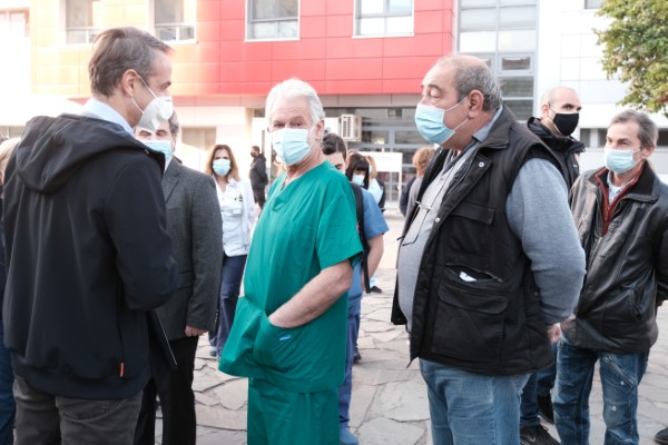 Kyriakos Mitsotakis spoke in the hospital courtyard with representatives of doctors and nurses. 