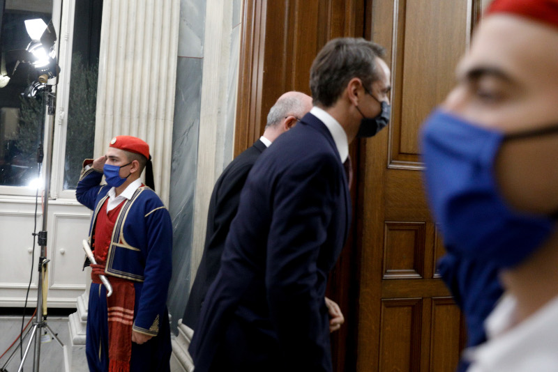 Kyriakos Mitsotakis enters dinner at Al Sisi