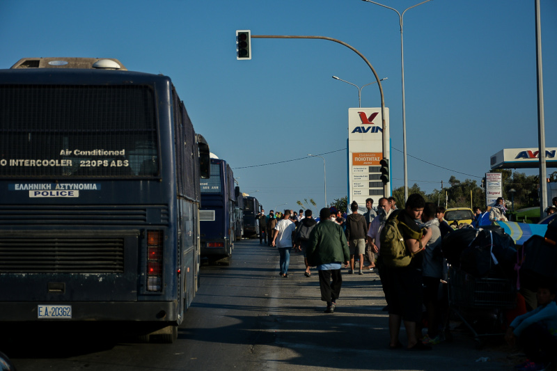 Μόρια πρόσφυγες και μετανάστες  συγκεντρώνονται πάνω στο δρόμο