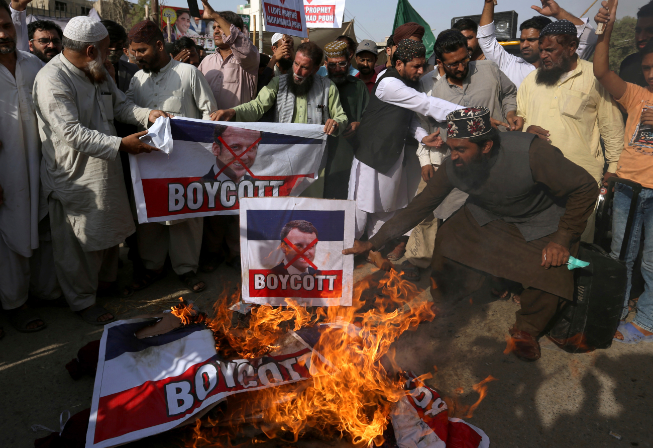 Fire in photos of Macron by Muslims in Pakistan