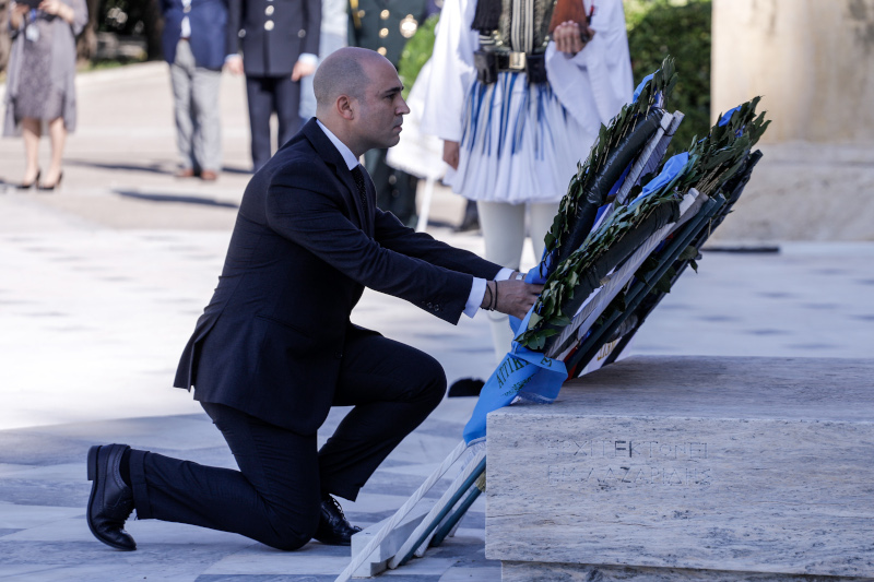 Ο Κωνσταντίνος Μπογδάνος γονατιστός