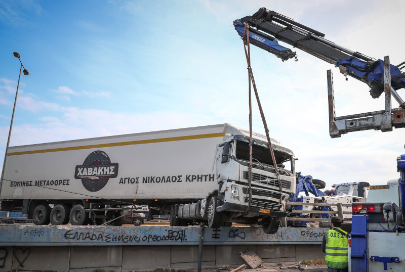 The truck bent in the middle of Kifissos Avenue and the tractor crashed into the railings.