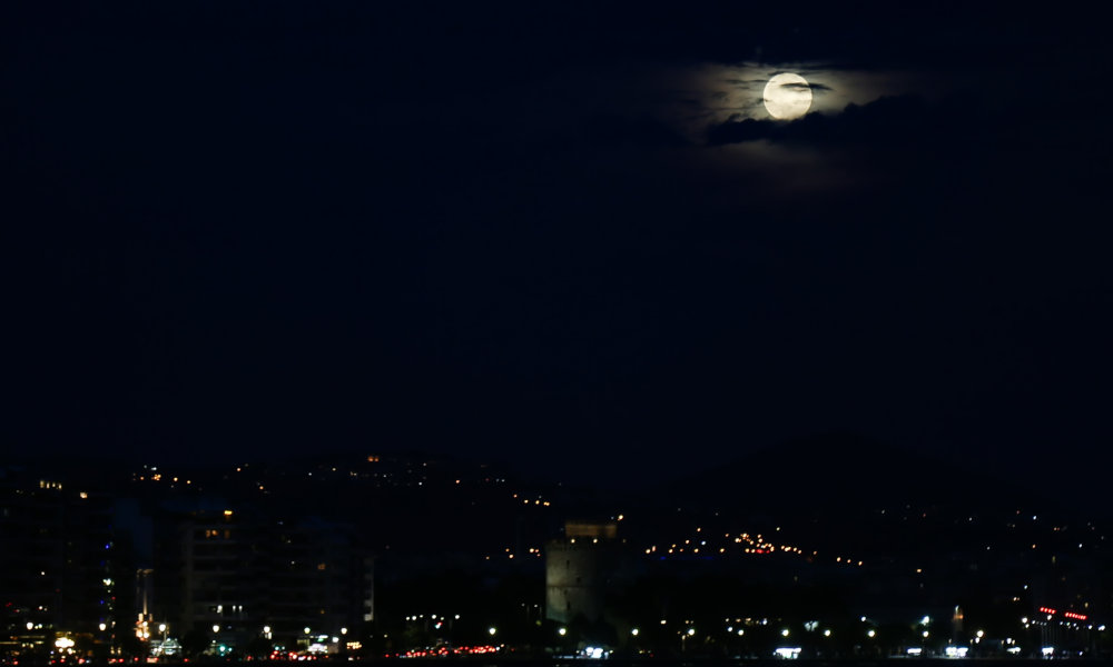 Η Πανσέληνος του Ιουνίου πάνω από την παραλία Θεσσαλονίκης