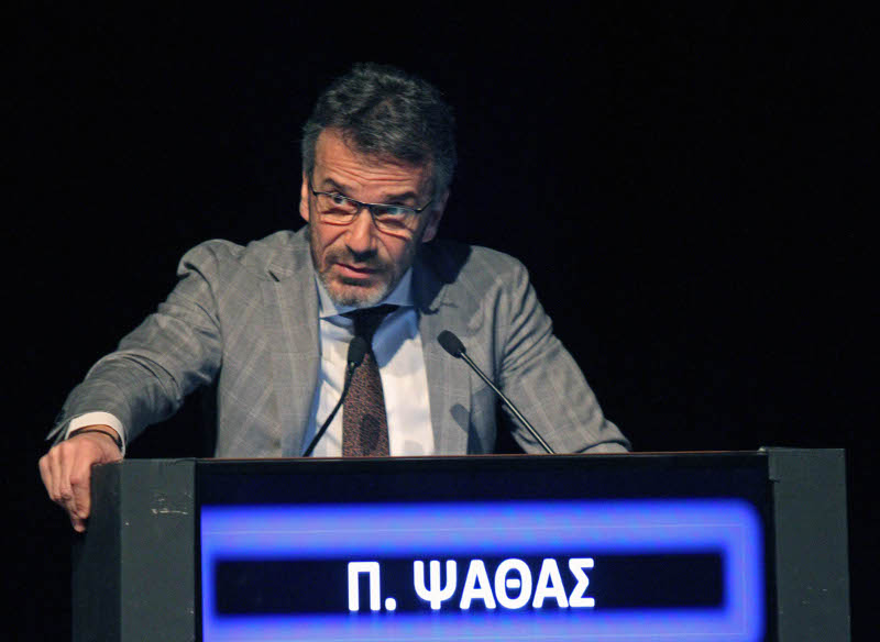 Ο δρ Παναγιώτης Ψαθάς, πρόεδρος της Institute of Life, στο βήμα συνεδρίου το 2017.