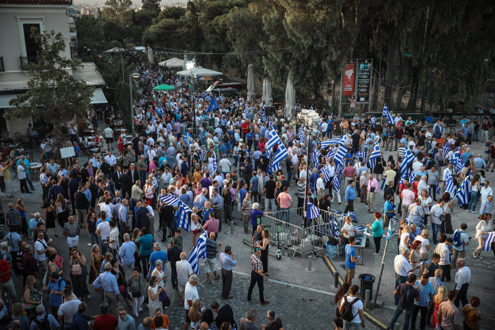 Ο χώρος μπροστά από τον ναό του Ηφαίστου αρχίζει και γεμίζει με κόσμο που κατέβηκε στην Αθήνα για την τελευταία προεκλογική ομιλία του Κυριάκου Μητσοτάκη 