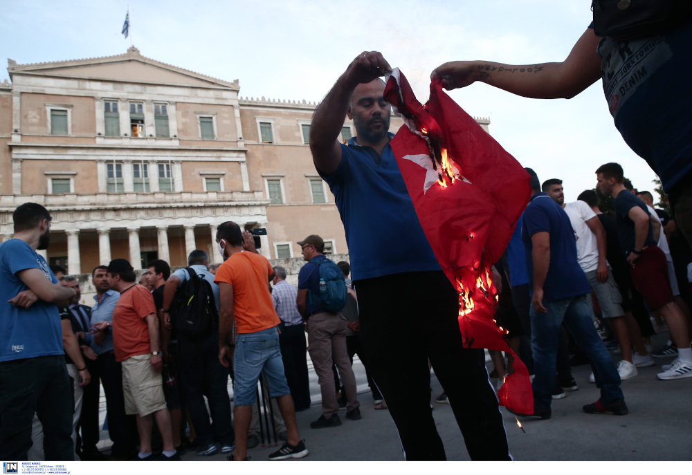 Ενταση στο Σύνταγμα: Εκαψαν τουρκική σημαία