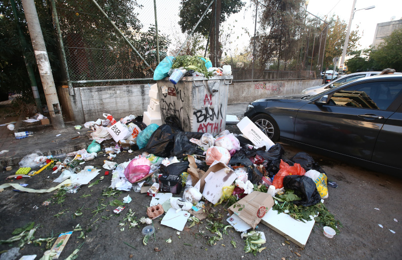 Οριακά τα σκουπίδια δεν έχουν πέσει πάνω στοπ σταθμευμένο ΙΧ