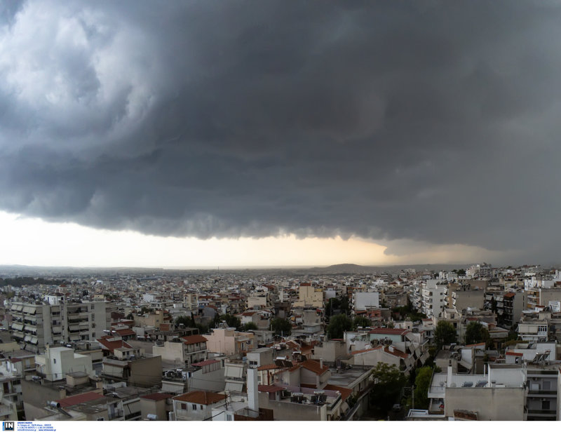 Άνοιξαν οι ουρανοί στην πρωτεύουσα