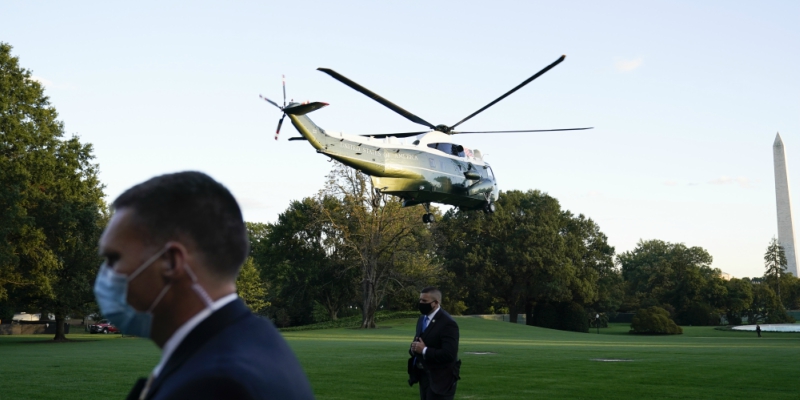 Το ελικόπτερο με τον πρόεδρο των ΗΠΑ απογειώνεται από τον Λευκό Οίκο με προορισμό το νοσοκομείο 
