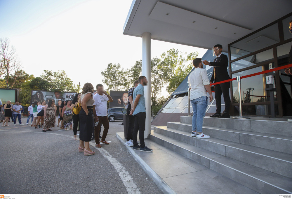 Ατελείωτες ουρές και... θερμομέτρηση έξω από το κέντρο που τραγουδάει ο Βέρτης 