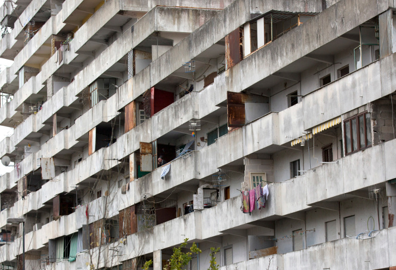 Οι εργατικές κατοικίες Le Vele di Scampia (Ιστία της Σκάμπια) που για πάνω από δεκαετία αποτελούσαν επίκεντρο του εμπορίου ναρκωτικών της Κομόρρα και χρησίμευσαν ως σκηνικό στην τηλεοπτική σειρά  «Γομόρρα». Φωτογραφία: AP Photo/Alessandra Tarantino