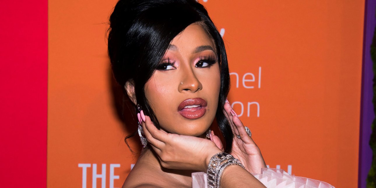 Η Cardi B παρέλαβε το βραβείο «Γυναίκα της Χρονιάς» του Billboard ...