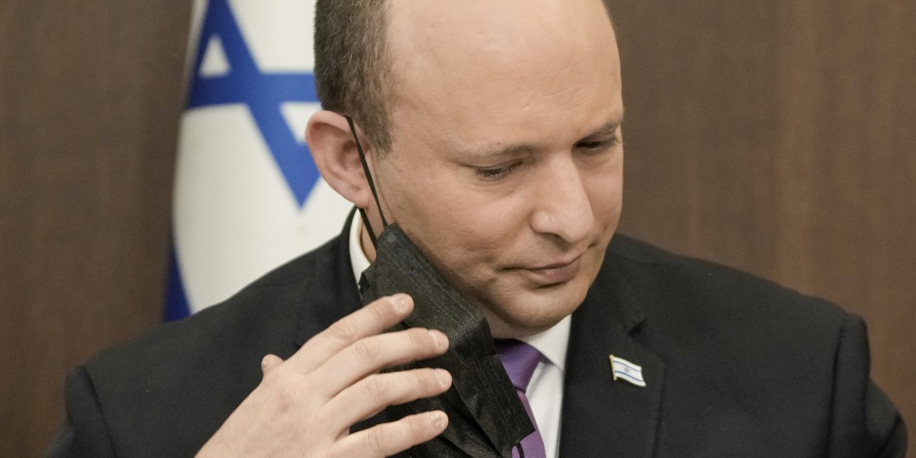 Naphtali Bennett takes off her mask