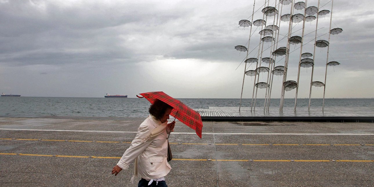 Γυναίκα με ομπρέλα στη Θεσσαλονίκη