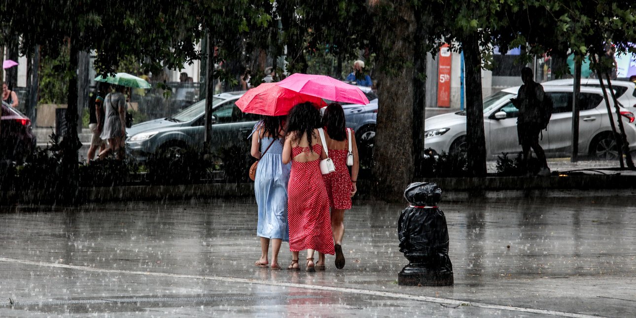 Γυναίκες με ομπρέλες στην βροχή, Αθήνα