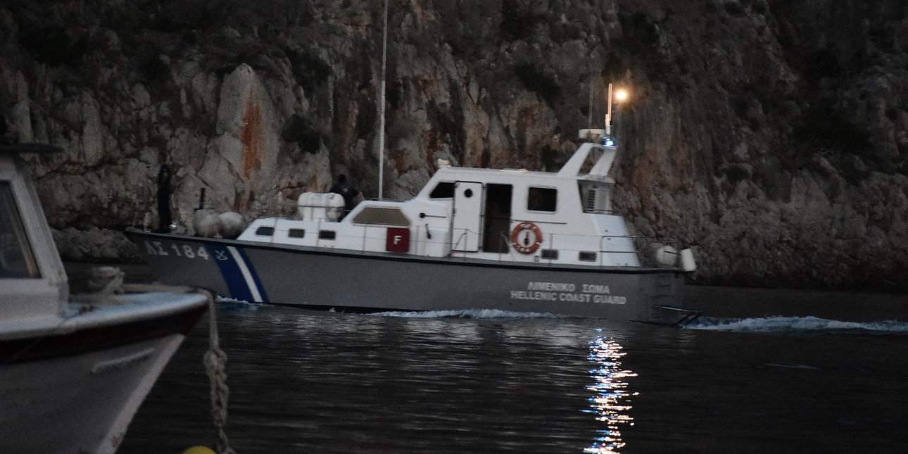 Σκάφος του Λιμενικού, βράδυ