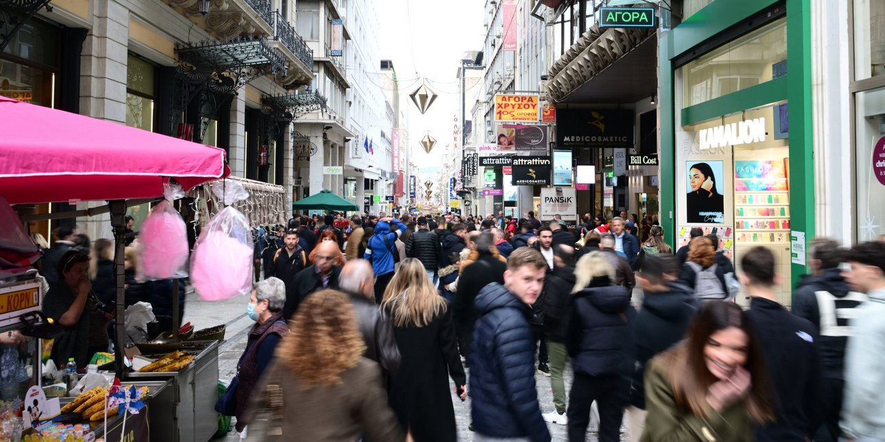 Εορταστική κίνηση στην Ερμού, στο κέντρο της Αθήνας