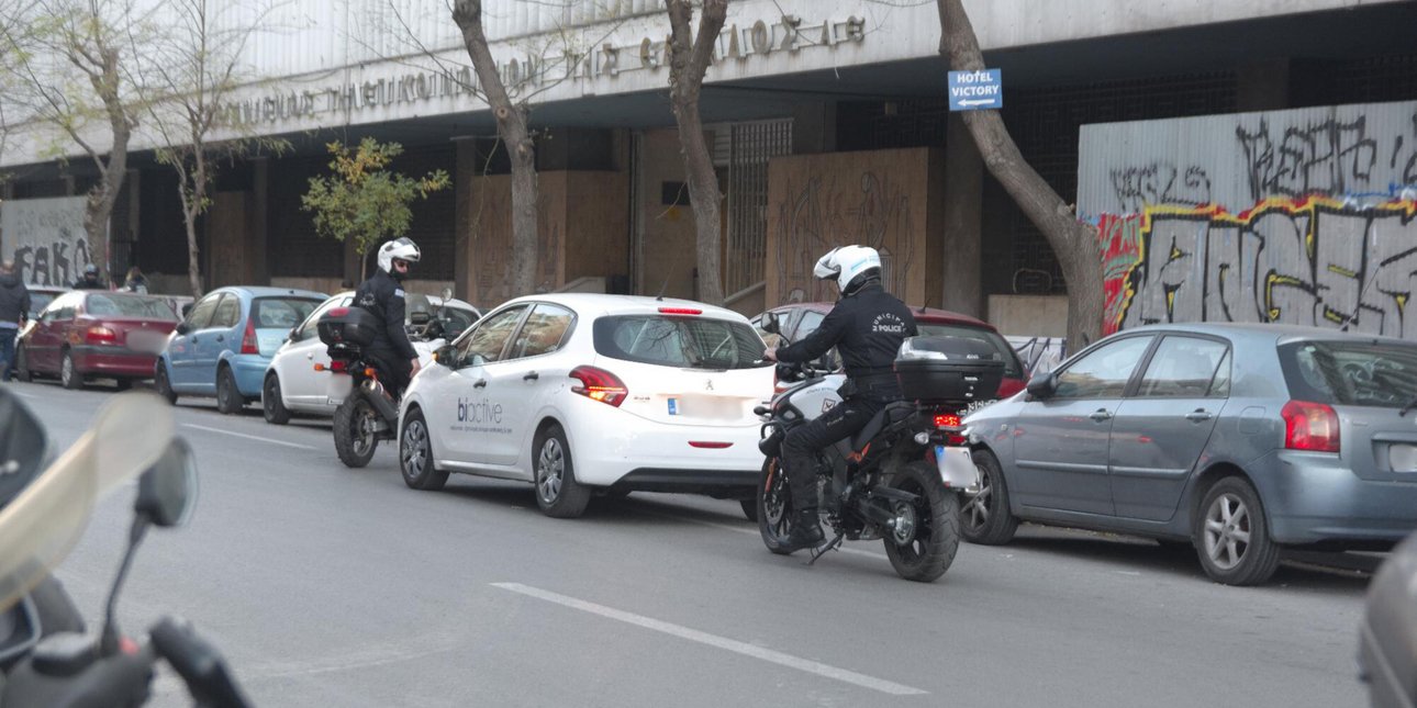 Διπλοπαρκαρισμένο οχημα στο κέντρο 