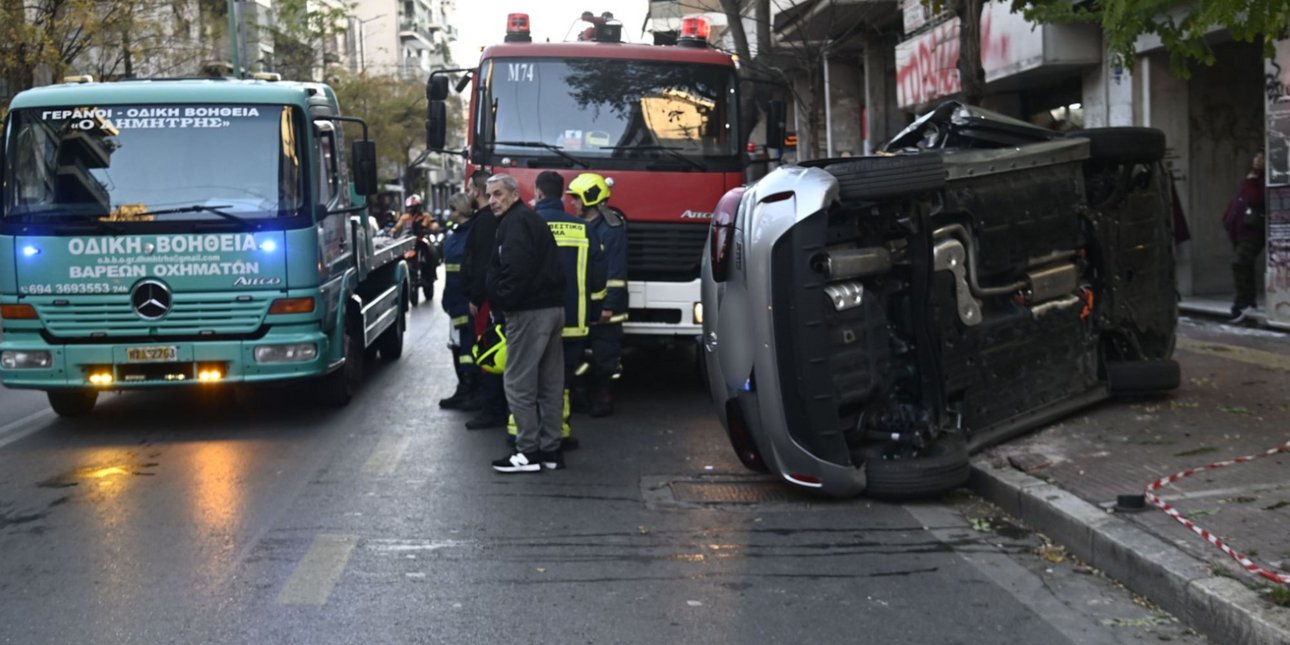 Το αναποδογυρισμένο αυτοκίνητο επί της Πατησίων