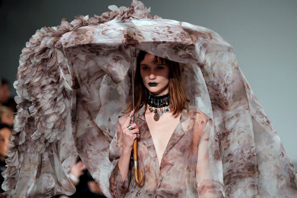 12+1 δημιουργίες που ξεχώρισαν στην Paris Haute Couture Week | iefimerida.gr 1