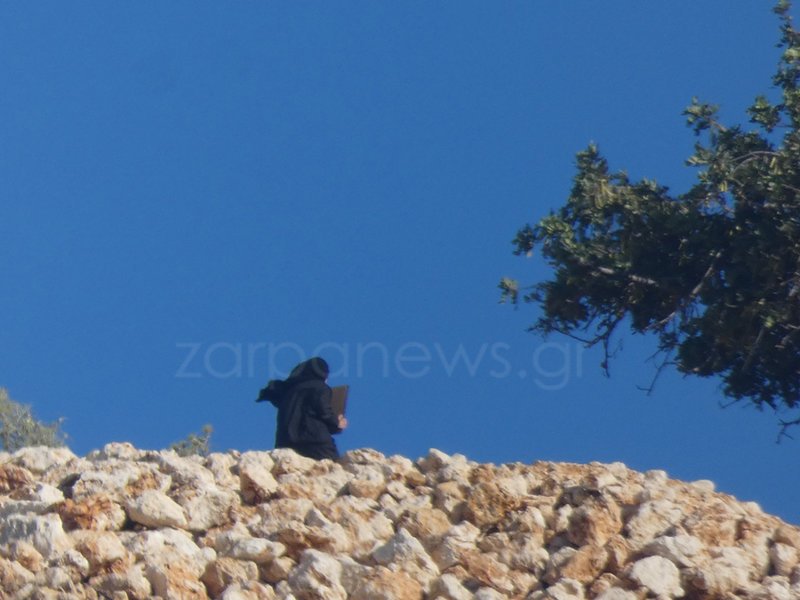 Απίστευτες εικόνες σε φωτιά στα Χανιά: Με εικονίσματα στα χέρια καλόγριες απέναντι στις φλόγες | iefimerida.gr 2