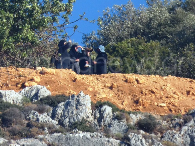 Απίστευτες εικόνες σε φωτιά στα Χανιά: Με εικονίσματα στα χέρια καλόγριες απέναντι στις φλόγες | iefimerida.gr 3