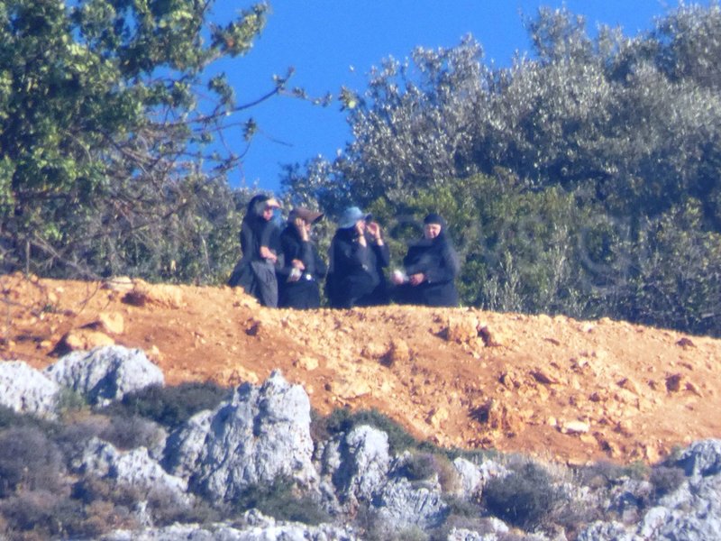 Απίστευτες εικόνες σε φωτιά στα Χανιά: Με εικονίσματα στα χέρια καλόγριες απέναντι στις φλόγες | iefimerida.gr 4