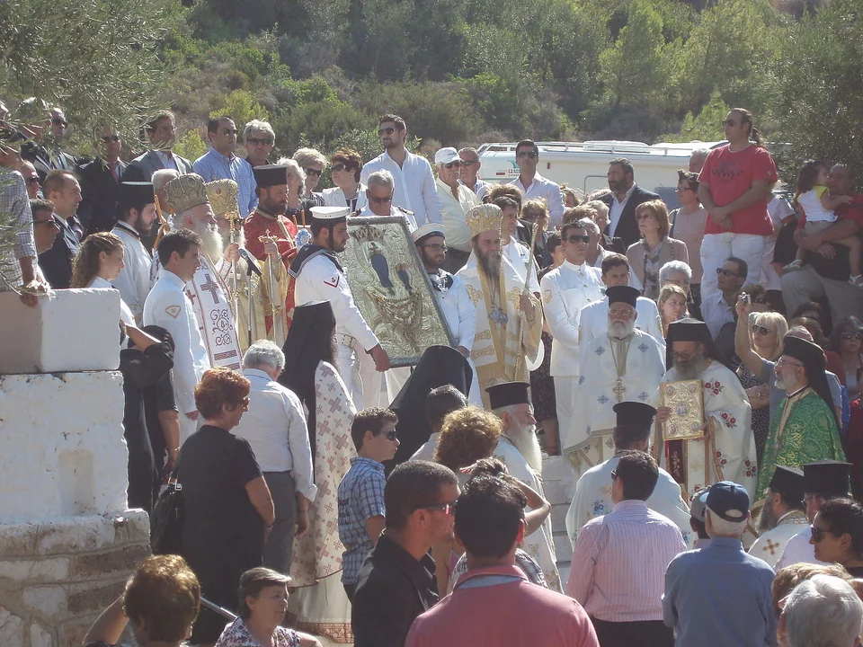 H γιορτή στα Κύθηρα κρατάει 15 μέρες. Η περιφορά της εικόνας γίνεται σε κάθε στενό, σε κάθε χωριό 