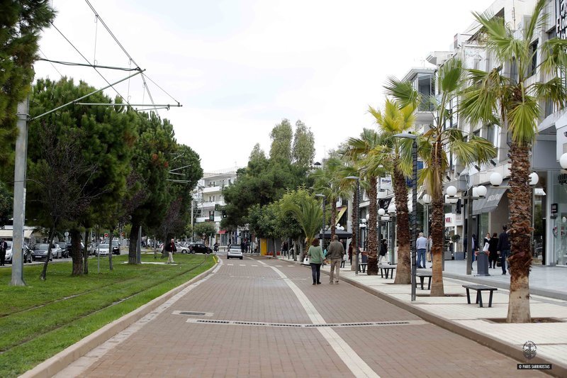 Στρωμένος με μοντέρνους κυβόλιθους και με ποιοτικά υλικά, με δενδροφύτευση, οργανωμένες θέσεις στάθμευσης, φωτισμό με LED τελευταίας γενιάς και άλλες παρεμβάσεις, ο κεντρικός εμπορικός δρόμος της Γλυφάδας αλλάζει όψη