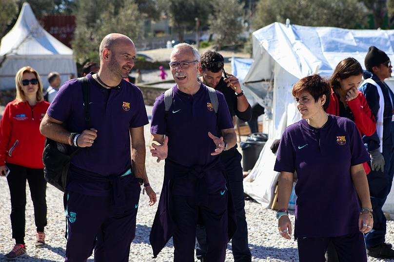 Οι υπεύθυνοι της ομάδας της Μπαρτσελόνα έφτασαν στη Λέσβο και διοργάνωσαν ένα ποδοσφαιρικό καμπ στη Μόρια για τα προσφυγόπουλα, φωτογραφίες: euronews.com