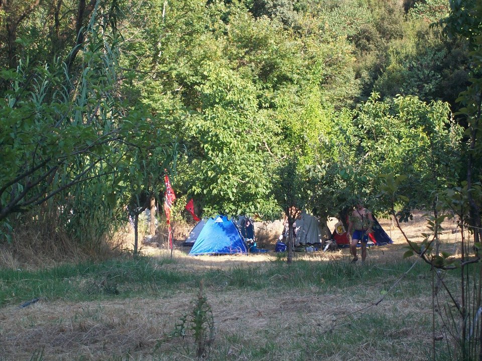 Ημίγυμνοι χρυσαυγίτες, κάνουν κάμπινγκ και παριστάνουν τους «Ράμπο» στους καταρράκτες της Νέδας | iefimerida.gr 1
