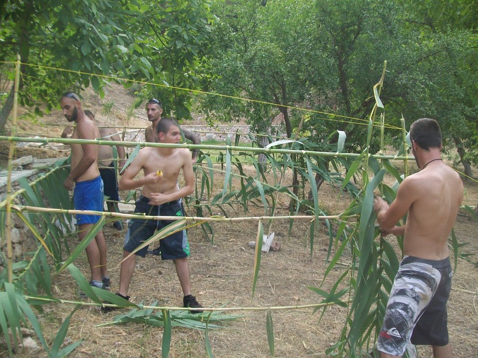 Ημίγυμνοι χρυσαυγίτες, κάνουν κάμπινγκ και παριστάνουν τους «Ράμπο» στους καταρράκτες της Νέδας | iefimerida.gr 2