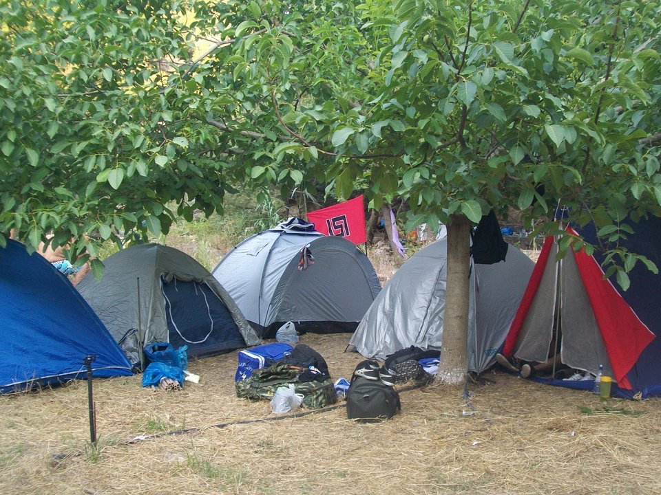 Ημίγυμνοι χρυσαυγίτες, κάνουν κάμπινγκ και παριστάνουν τους «Ράμπο» στους καταρράκτες της Νέδας | iefimerida.gr 3