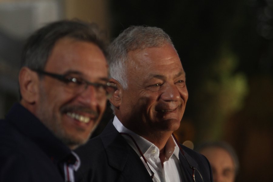 Live οι αφίξεις Τσίπρα – Μεϊμαράκη και δημοσιογράφων για το ντιμπέιτ | iefimerida.gr 12
