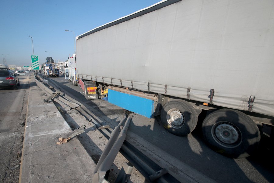 Βίντεο-ντοκουμέντο: Η στιγμή που η νταλίκα σκορπά το θάνατο στον Κηφισό | iefimerida.gr 1