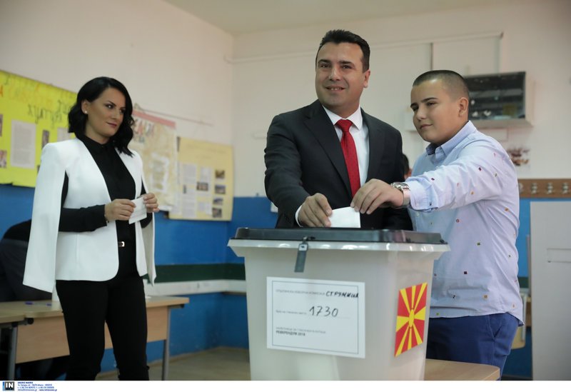 Σίγουρος για μεγάλη συμμετοχή στο δημοψήφισμα ο Ζάεφ -Ψήφισε μαζί με τον γιο του | iefimerida.gr 3