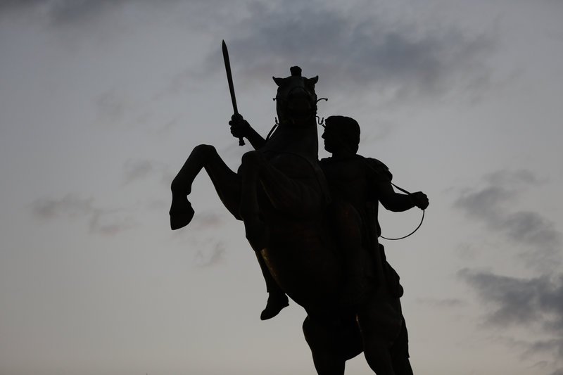 Το ερώτημα του δημοψηφίσματος στο οποίο καλούνται να απαντήσουν οι ψηφοφόροι της ΠΓΔΜ είναι το εξής: «Είστε υπέρ της ένταξης της χώρας στην ΕΕ και στο ΝΑΤΟ, αποδεχόμενοι τη συμφωνία μεταξύ της Δημοκρατίας της Μακεδονίας και της Ελλάδας;». Δημοψήφισμα σχετικά με τη συμφωνία για την επίλυση του ζητήματος της ονομασίας , που υπογράφηκε στις 17 Ιουνίου, στις Πρέσπες, διεξάγεται αύριο στην ΠΓΔΜ.