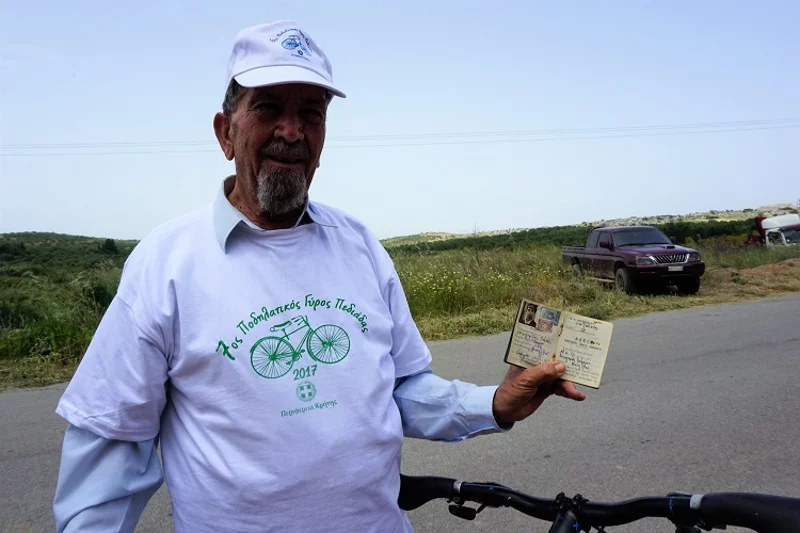 Ο 82χρονος Κρητικός που έχει... δίπλωμα οδήγησης ποδηλάτου -Vintage ιστορία [εικόνες] | iefimerida.gr 0