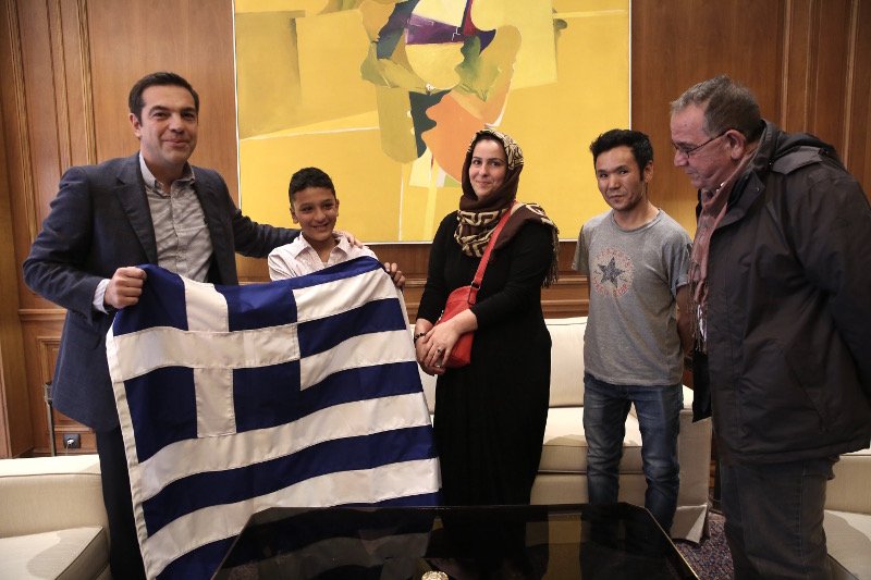 Ο Τσίπρας χάρισε ελληνική σημαία στον 11χρονο Αμίρ: Μιας και δεν σου την έδωσαν, θα σου κάνω εγώ μια δώρο | iefimerida.gr 3