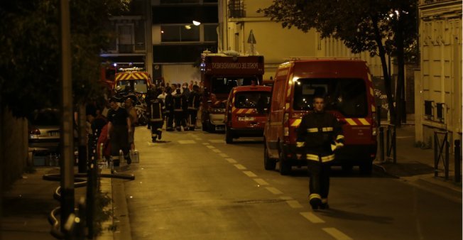 Πυροσβέστες σπεύδουν στον τόπο της πυρκαγιάς -Φωτογραφία: Thomas SAMSON / AFP
