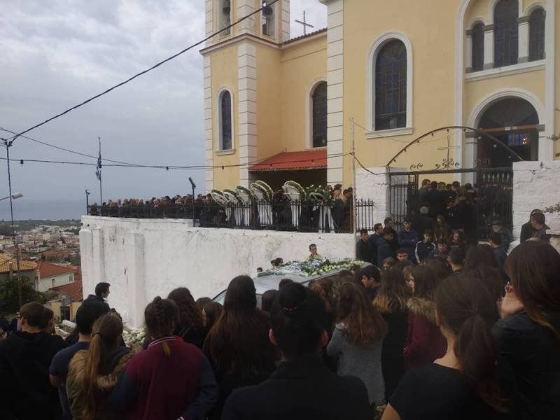 Η εξόδιος ακολουθία του 15χρονου Νίκου Τριαλλώνα