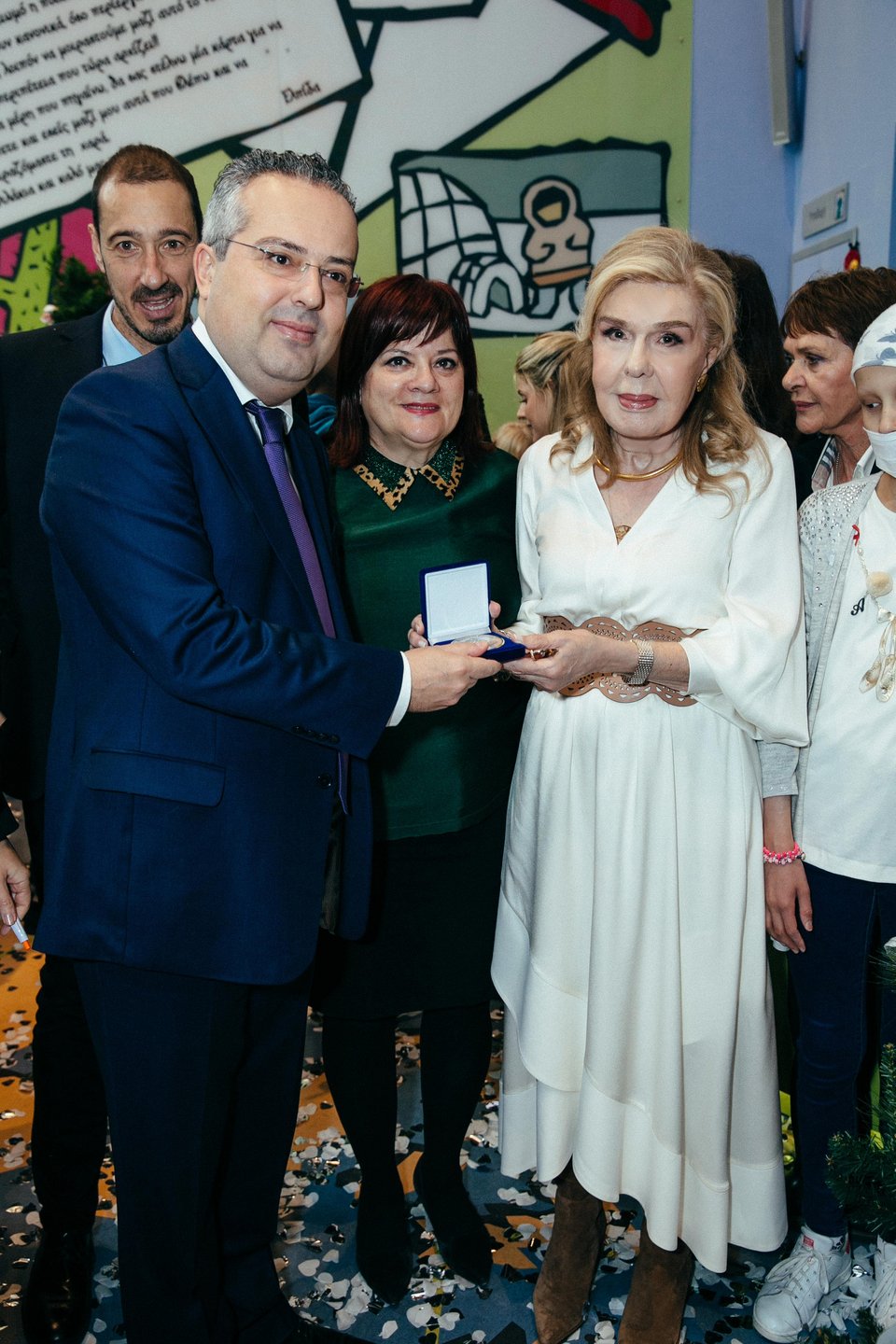 Ρουβάς, Ζυγούλη μαζί με την Μαριάννα Βαρδινογιάννη άναψαν το δέντρο της «Ελπίδας» | iefimerida.gr 1