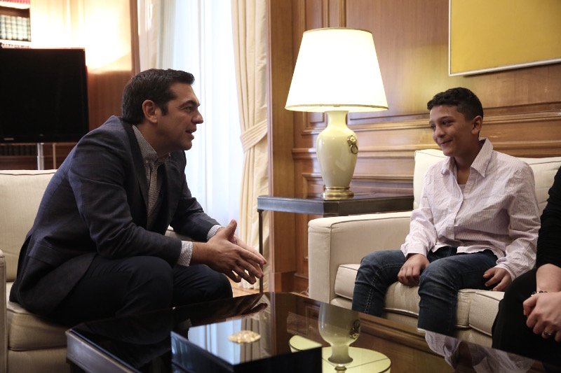 Ο Τσίπρας χάρισε ελληνική σημαία στον 11χρονο Αμίρ: Μιας και δεν σου την έδωσαν, θα σου κάνω εγώ μια δώρο | iefimerida.gr 4