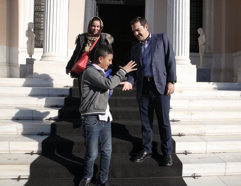 Ο Τσίπρας χάρισε ελληνική σημαία στον 11χρονο Αμίρ: Μιας και δεν σου την έδωσαν, θα σου κάνω εγώ μια δώρο | iefimerida.gr 6