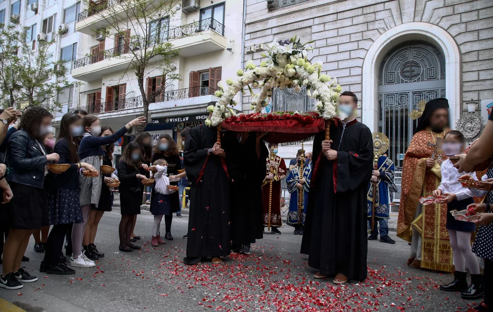 Η περιφορά του Επιταφίου στον προαύλιο χώρο του ναού του Αγίου Μηνά στη Θεσσαλονίκη