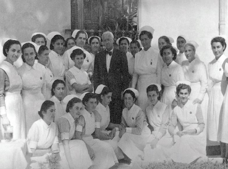 Αδελφές νοσοκόμες με τον νομπελίστα Αλεξάντερ Φλέμινγκ Πηγή: Λεύκωμα «Θεραπευτήριο "Ο Ευαγγελισμός" 1881-2021»
