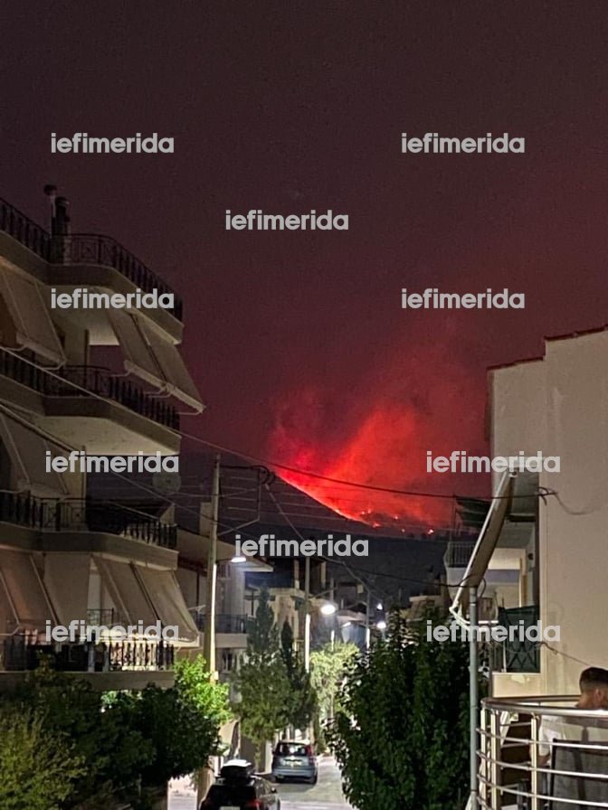 Μαίνεται η φωτιά στο Ποικίλο Ορος πίσω από την Πετούπολη ...