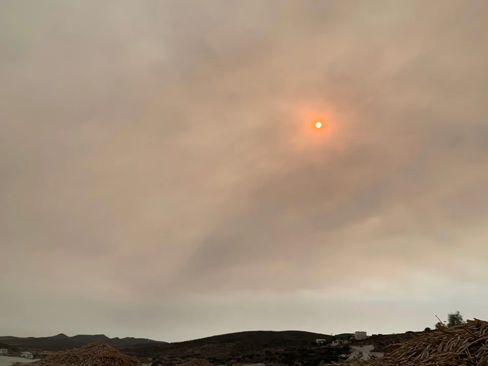 Ο ουρανός από το νησί της Κιμώλου, εξαιτίας της φωτιάς στην Εύβοια
