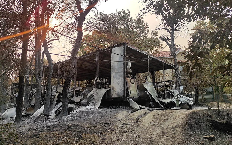 Κοντέινερ στο Τατόι κάηκε ολοσχερώς