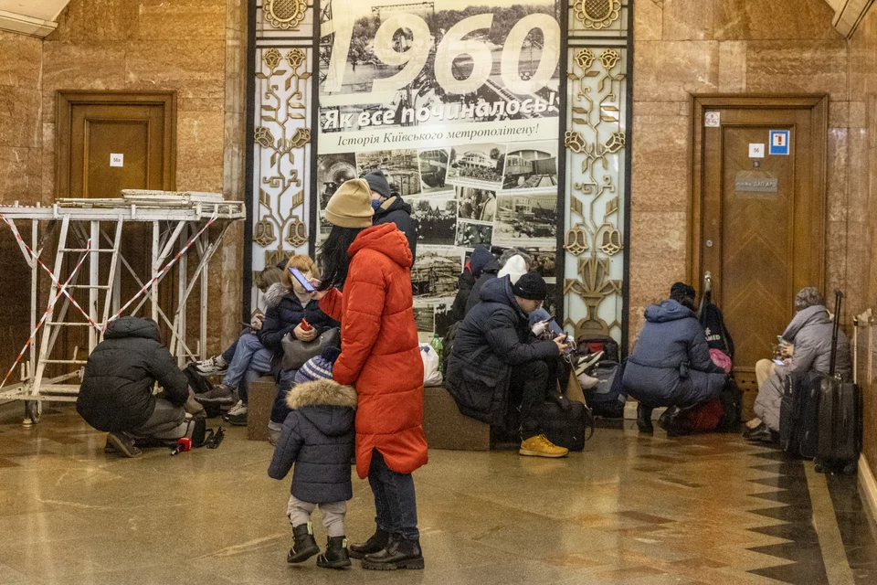 Πολίτες αναζητούν καταφύγιο στο υπόγειο μετρό του Κιέβου